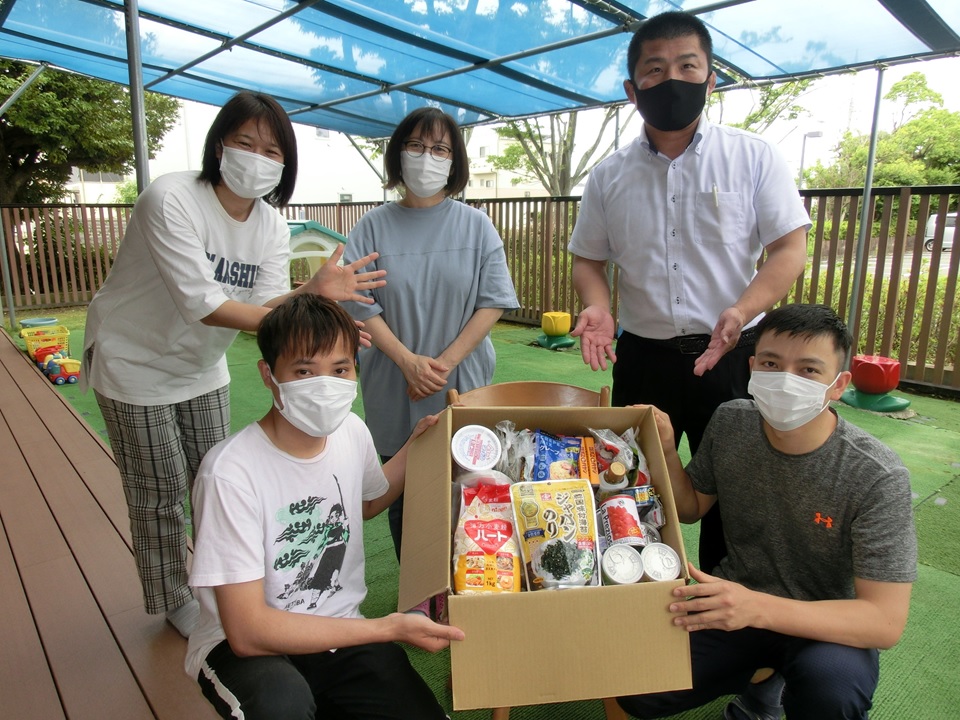 磐田市子育て支援総合センター「のびのび」様より本学留学生へ多くの食料などを頂きました