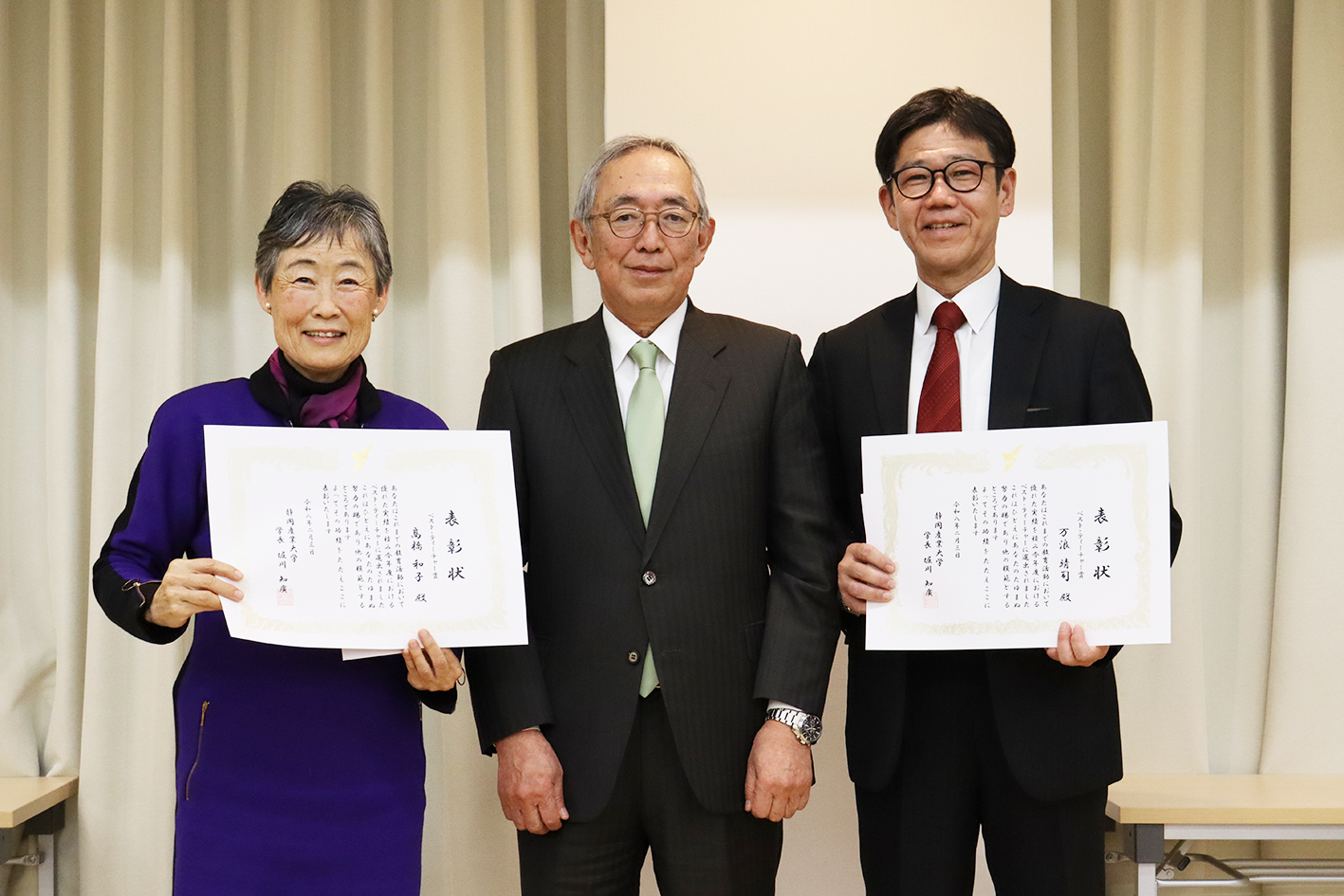 髙橋和子教授（左）　堀川知廣学長(中央)　万浪靖司准教授（右）