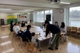 ＜ﾎｰﾑｶﾐﾝｸﾞﾃﾞｰ＞保育士養成課程の卒業生が集まりました