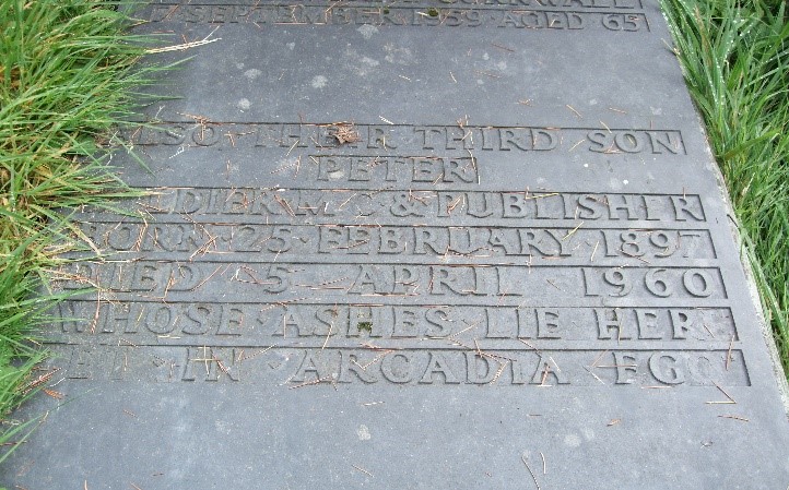 ピーター・ルウェリン・デイヴィスの墓碑